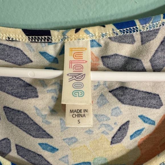 Soft and comfortable Lularoe, t-shirt , size small. - Picture 3 of 4